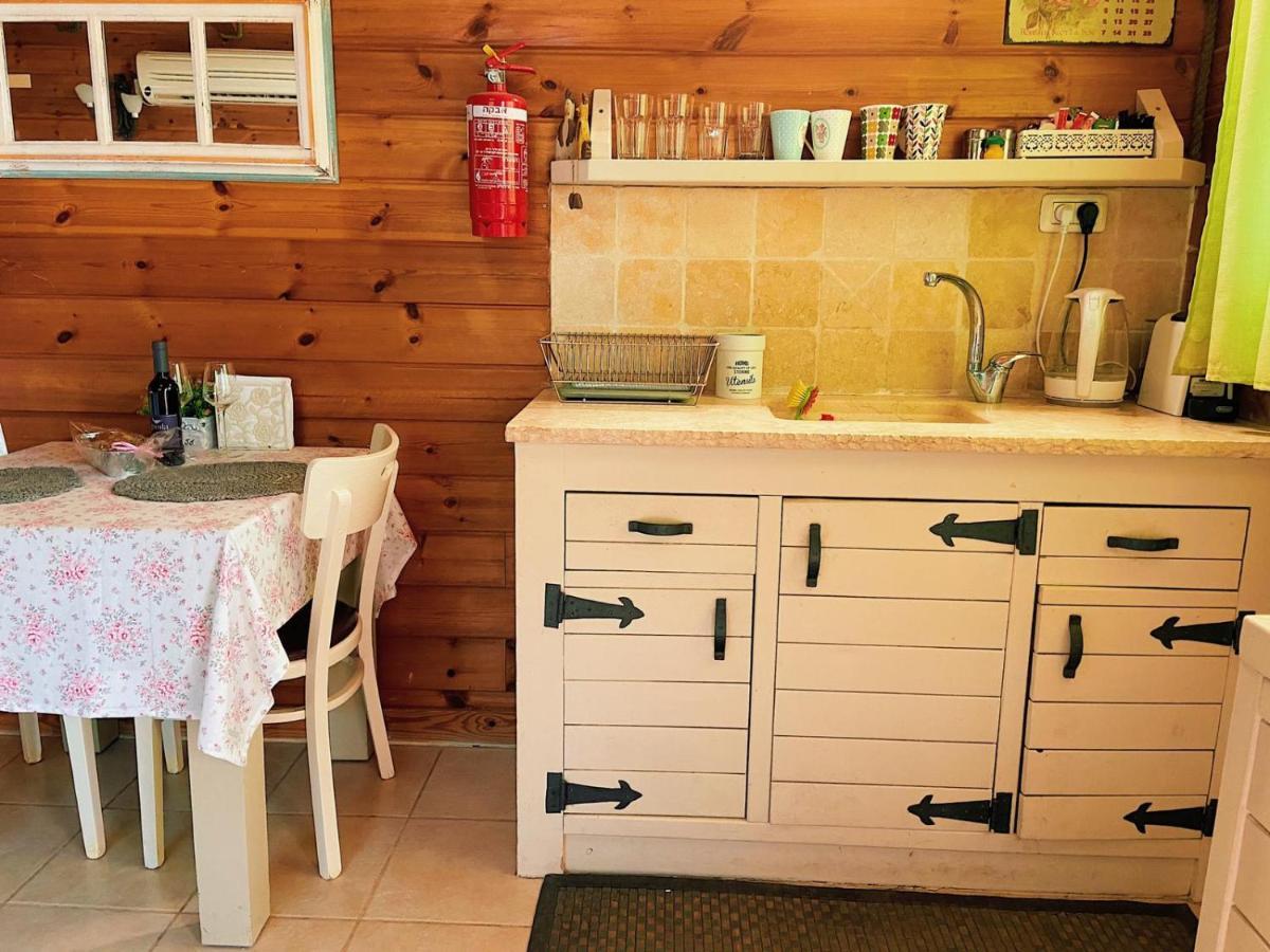 Julie'S Cabins Neot Golan Buitenkant foto